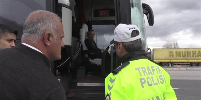 Trafik polisleri zorunlu kış lastiği uygulaması yapıyor