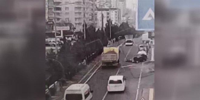 Diyarbakır'da araca çarpıp motosikletten düşen sürücü kamyonun altında kalarak öldü
