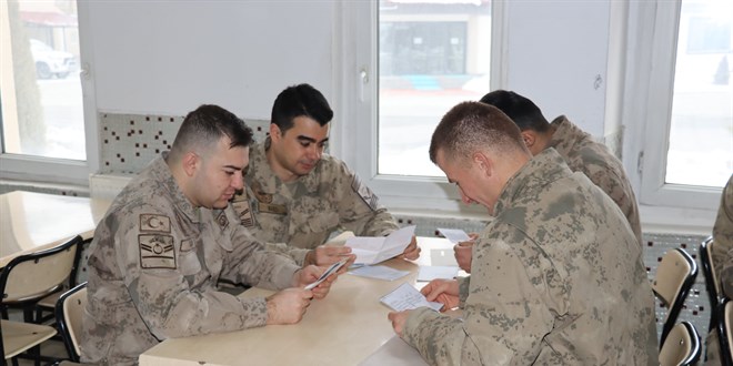 İlkokul öğrencilerinin gönderdiği mektuplar jandarma personeline ulaştı