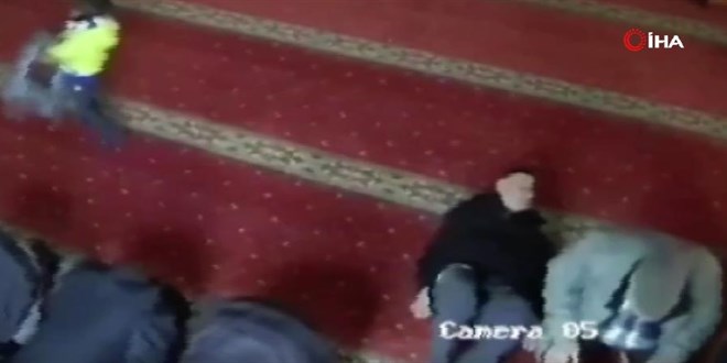 Namaz kılan yaşlı adamın taburesini çekti