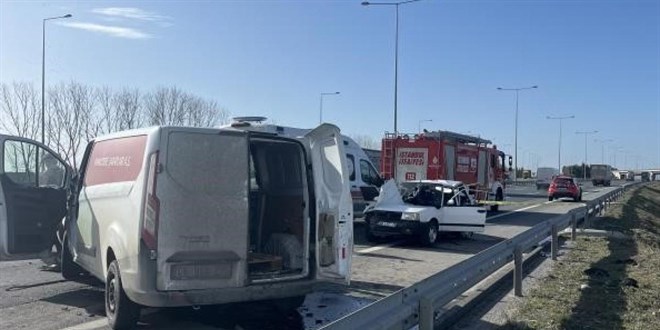 TEM Otoyolu'nda hafif ticari aracın otomobile çarptığı kazada 3 kişi öldü