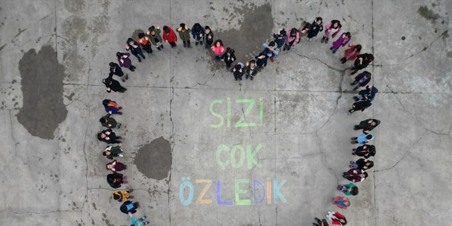 Kanser tedavisi gören okul müdürüne öğrencilerinden anlamlı mesaj