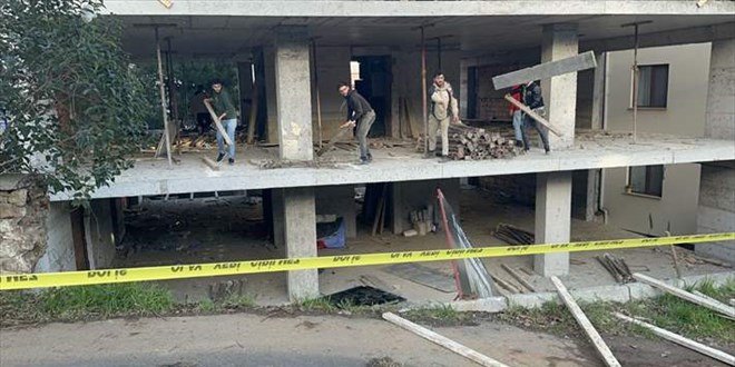 Üsküdar'da çöken istinat duvarının altında kalan 3 işçi kurtarıldı