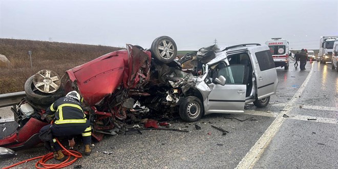 Kırklareli'nde otomobil ile hafif ticari araç çarpıştı: 2 ölü, 1 yaralı