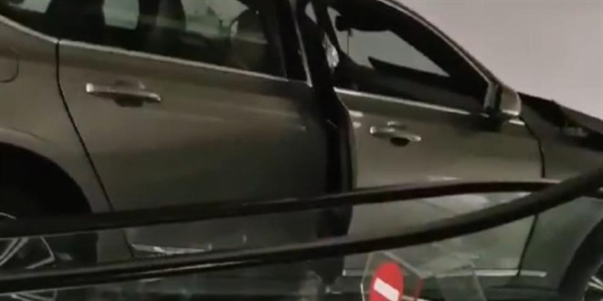 Otomobil AVM'nin yürüyen merdivenine daldı: 3 yaralı