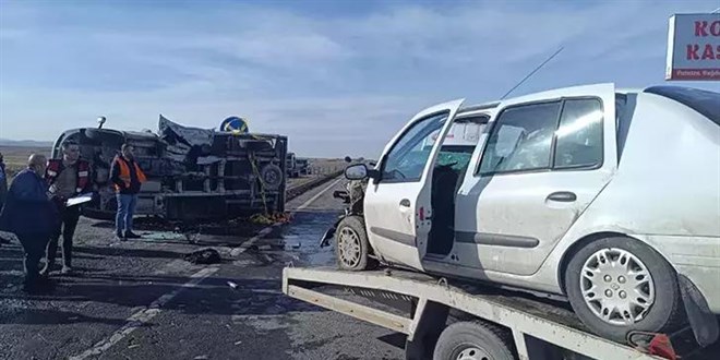 Kamyonet ile otomobil çarpıştı: 1 ölü, 5 yaralı