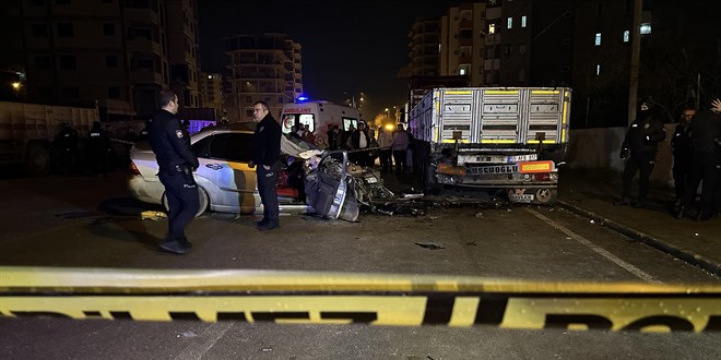 Adana'da park halindeki tıra çarpan otomobildeki 2 kişi öldü