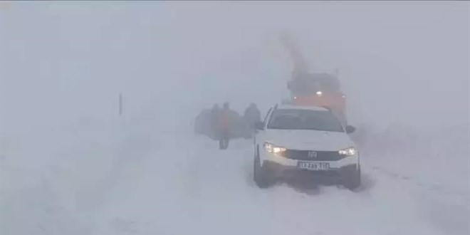 Muş-Mutki yolunda tipi; mahsur kalan 70 kişi kurtarıldı