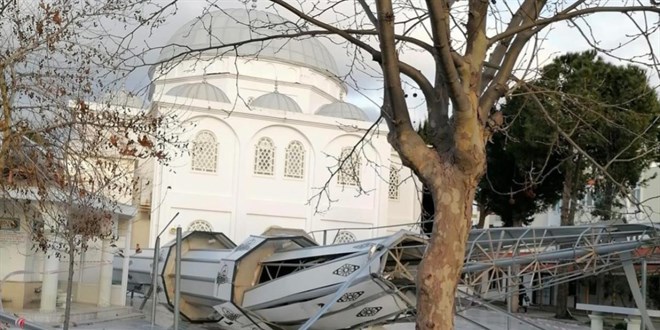 İzmir'de fırtına minareyi yıktı