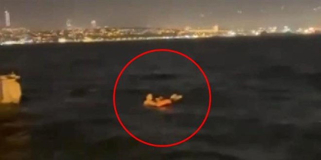 İstanbul'da vapurdan denize düşen yolcuyu seyyar satıcı kurtardı