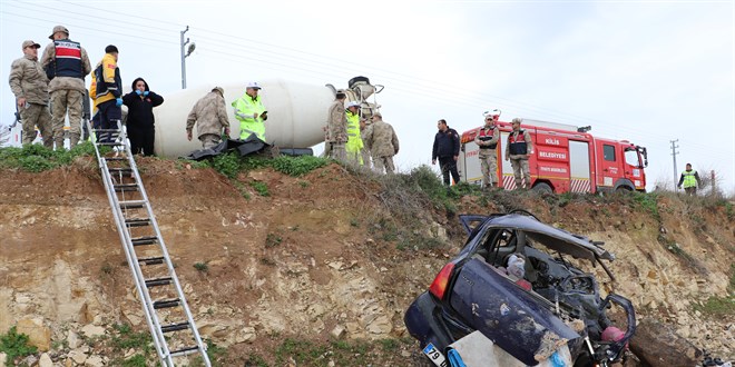 Beton mikseri ile otomobilin çarpıştığı kazada 2 kişi öldü