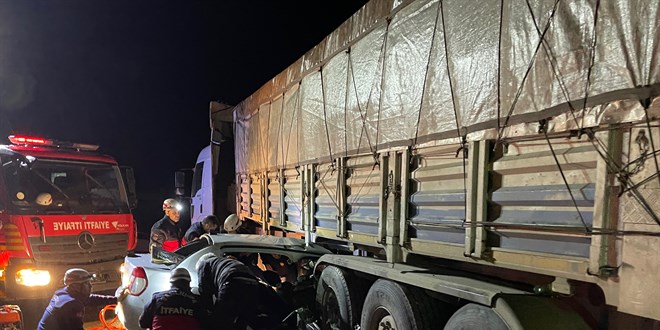 Tır ile çarpışan otomobildeki 3 kişi öldü, 2 kişi yaralandı