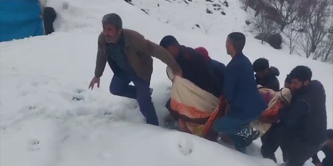 Siirt'te rahatsızlanan 81 yaşındaki kadın, ekiplerin karla mücadelesiyle hastaneye ulaştırıldı