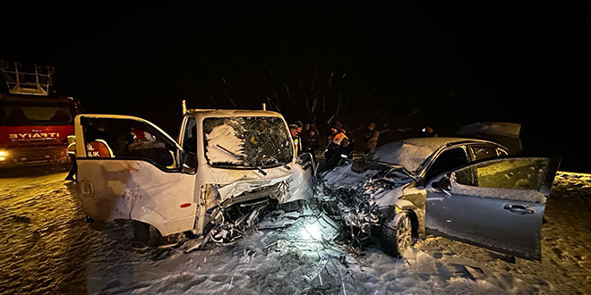 Kamyonet ile otomobilin çarpıştığı kazada 1 kişi öldü, 6 kişi yaralandı