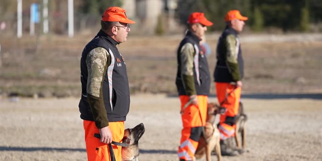 TSK'nın arama kurtarma köpekleri doğal afetlerde hayat kurtarıyor