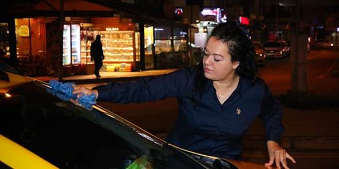 Kadın taksici, İzmir sokaklarında geceleri direksiyon sallıyor