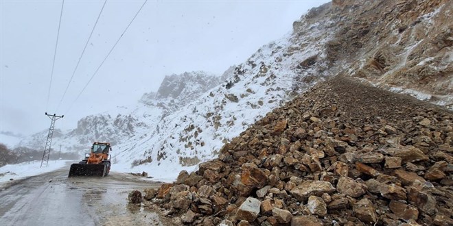 Tunceli'de heyelan: Yola kaya parçaları düştü