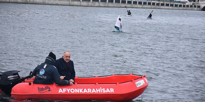 Denizi olmayan kentte -2 derecede kanoda olimpiyatlara hazırlanıyorlar