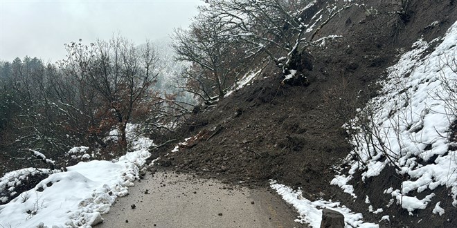 Karabk'te heyelan nedeniyle kapanan ky yolu ulama ald