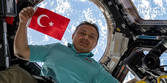 Astronot Gezeravcı Muşlu öğrencilerin 'propolis' deneyine başladı