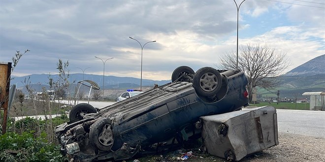 Hatay'da devrilen otomobildeki 6 kii yaraland