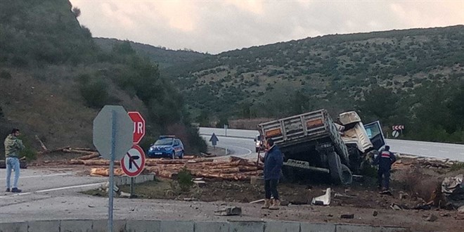 Balıkesir'de freni arızalanan tırdan atlayan sürücü öldü