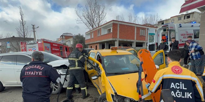 Kocaeli'de iki aracın çarpıştığı kazada 5 kişi yaralandı