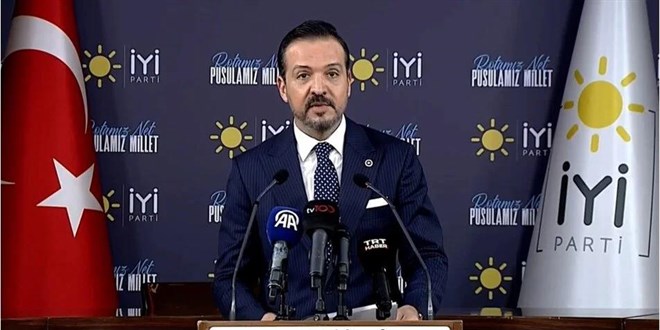 Muhalefette afiş gerilimi sürüyor