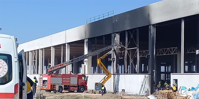 Fabrika inşaatında yanan malzemenin üzerine düşen 2 işçi öldü
