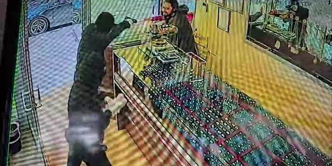 Sultangazi'de kuyumcuyu soymaya çalışan çift yakalandı