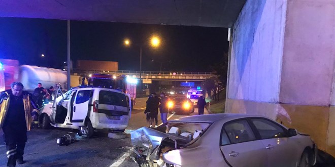 Kocaeli'de hafif ticari aracın otomobille çarpıştığı kazada 4 kişi yaralandı