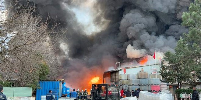 Kocaeli'de bir fabrikada çıkan yangına müdahale ediliyor