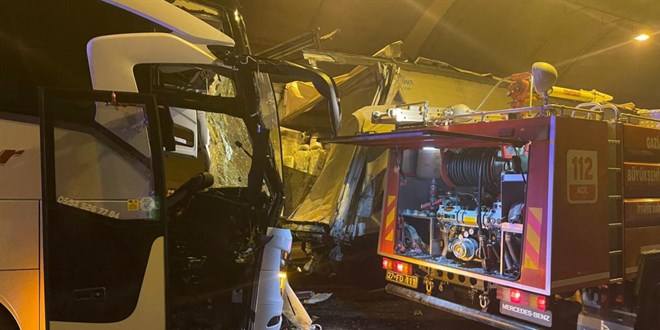 Osmaniye'de yolcu otobüsü tıra çarpıştı: 1 ölü, 6 yaralı