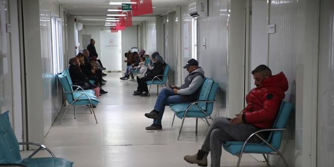 Depremde anne ve babalarını kaybeden başhekim kardeşler, afetzedelere hizmet veriyor