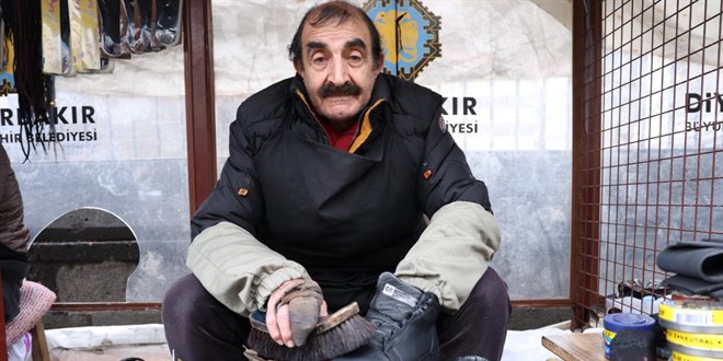 73 yaşındaki 'Boyacı Mehmet dayı' 46 yıldır aynı yerde ayakkabı boyuyor