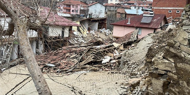 Tokat'ta heyelanda cami ile 5 ev yıkıldı
