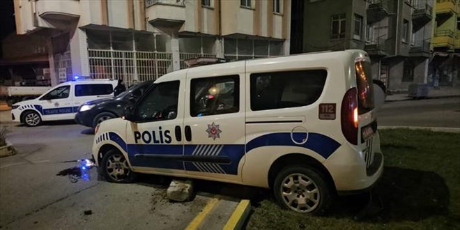 Çorum'da şüpheli aracı kovalayan polis ekibi kaza yaptı