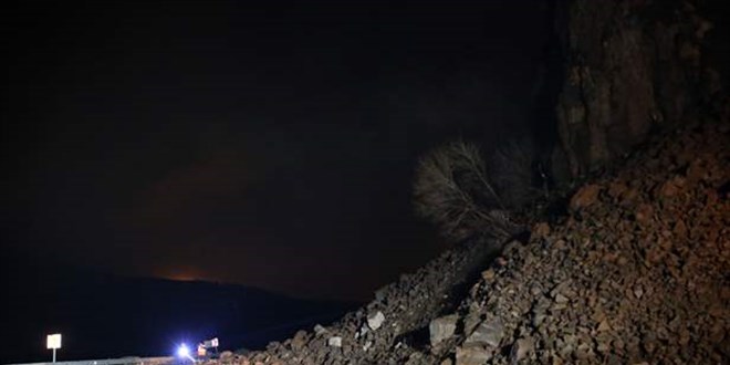 Bitlis-Baykan kara yolunda heyelan