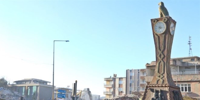 Adıyaman'da saat kulesindeki saatler asrın felaketinden beri '04.17'yi gösteriyor