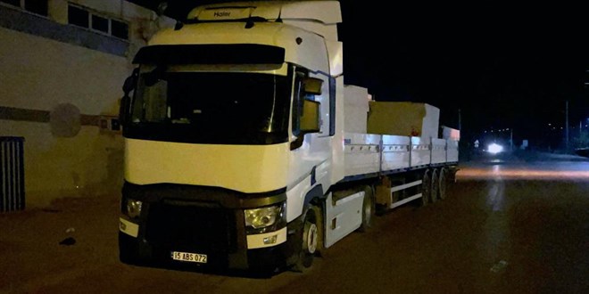 Polisi görünce tırı bırakıp kaçan sürücü, taksiyle geri dönünce yakalandı