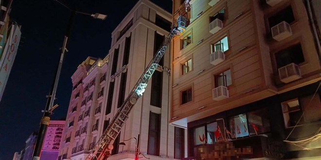 İstanbul'da otel yangını: Mahsur kalan 20 kişi kurtarıldı