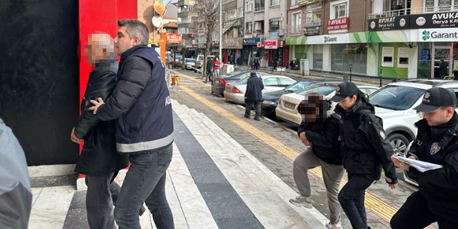 Kendilerini polis ve savcı olarak tanıtıp binlerce lira dolandırdılar