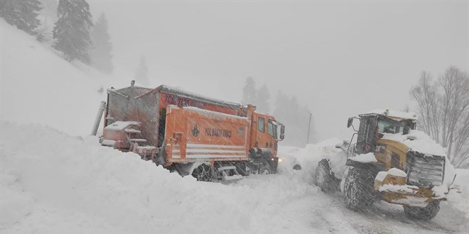 Artvin-Ardahan yolunda yoğun kar ulaşımı kapattı