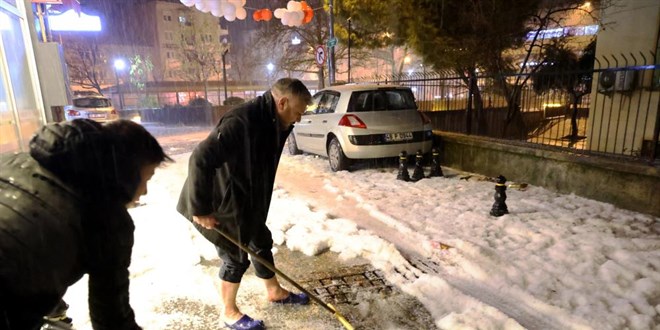 Vatandaşlar sokakta kar değil, dolu küredi