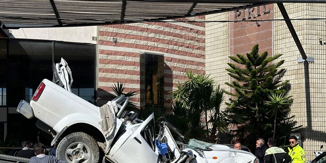 İzmir'de devrilen pikabın sürücüsü öldü