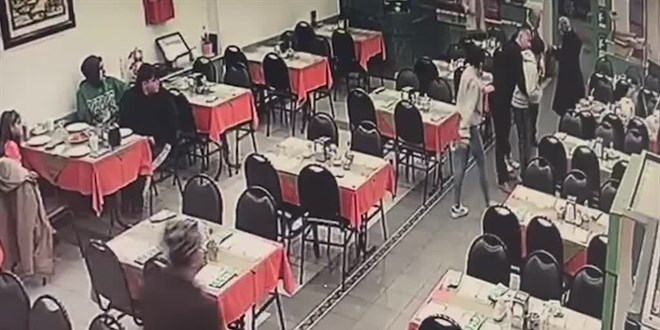 Boğazına yiyecek takılan çocuk, garsonun Heimlich manevrasıyla kurtarıldı