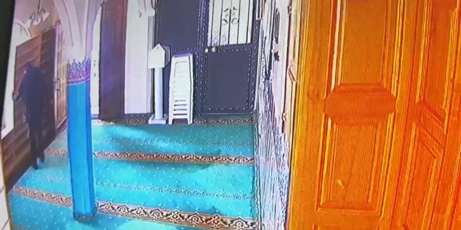 Cemaatin ayakkabılarını denedi, kendine olanı çaldı