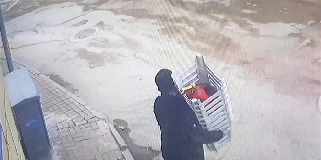 Bursa'da camiden denediği ayakkabılar ile sandalyeleri çalan kişi tutuklandı