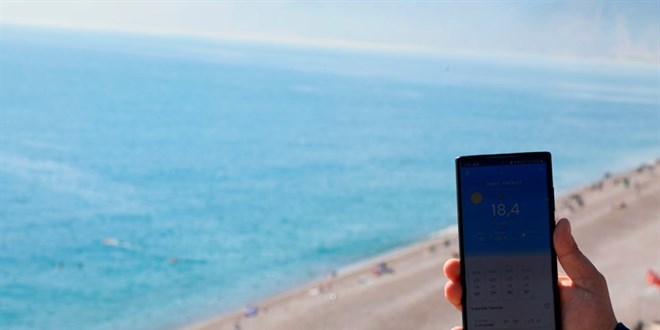 Antalya'da kış ortasında deniz keyfi