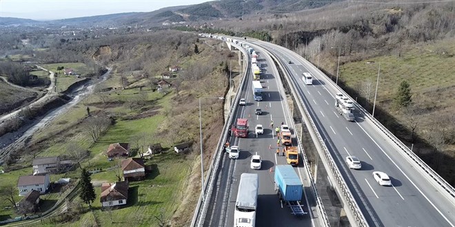 Tırdan ayrılan dorse otoyolda ulaşımı aksattı
